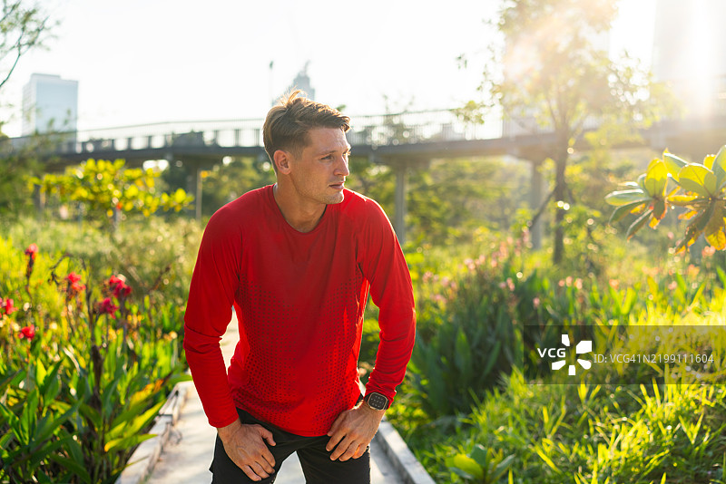 疲惫的男人在公园户外锻炼后休息图片素材