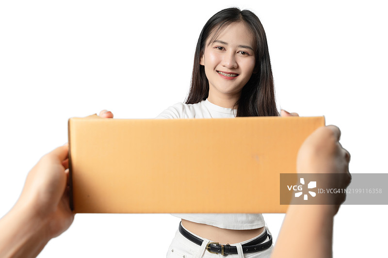一位女性正在拿着一个纸箱图片素材