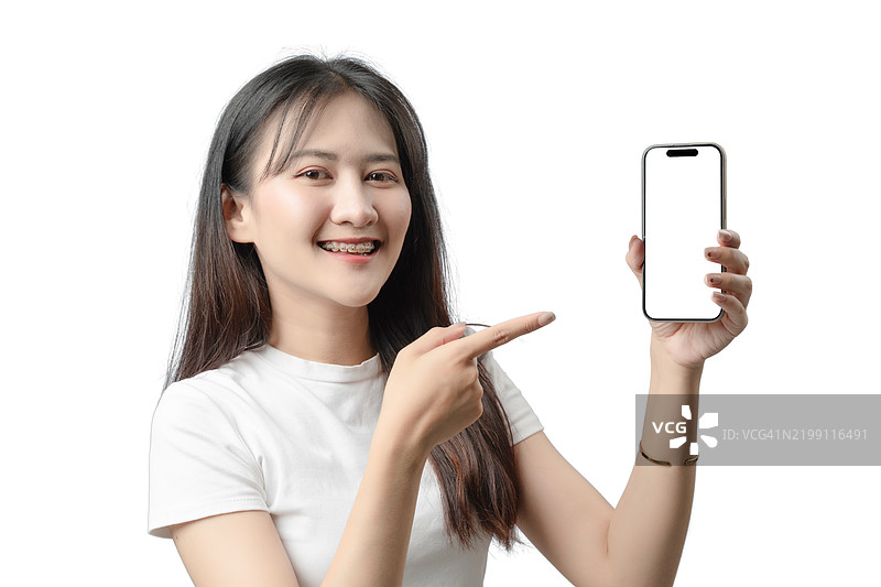 一位女性正在拿着手机并指着它图片素材