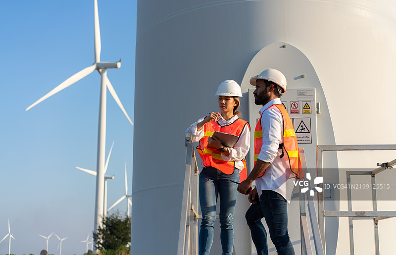 工程师检查风力涡轮机以进行维护和安全检查图片素材