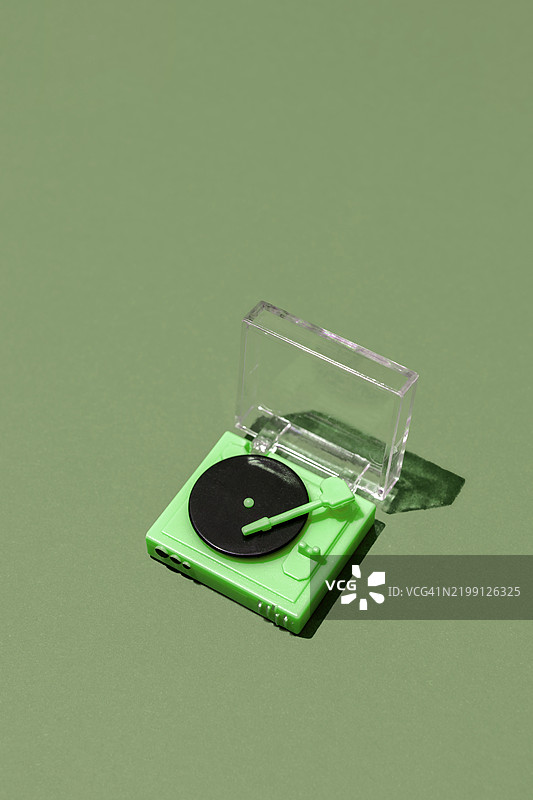 绿色唱盘在绿色背景上播放黑胶唱片图片素材