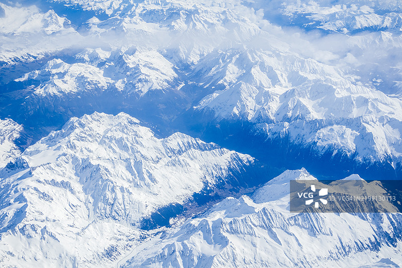 瑞士阿尔卑斯山的鸟瞰图图片素材