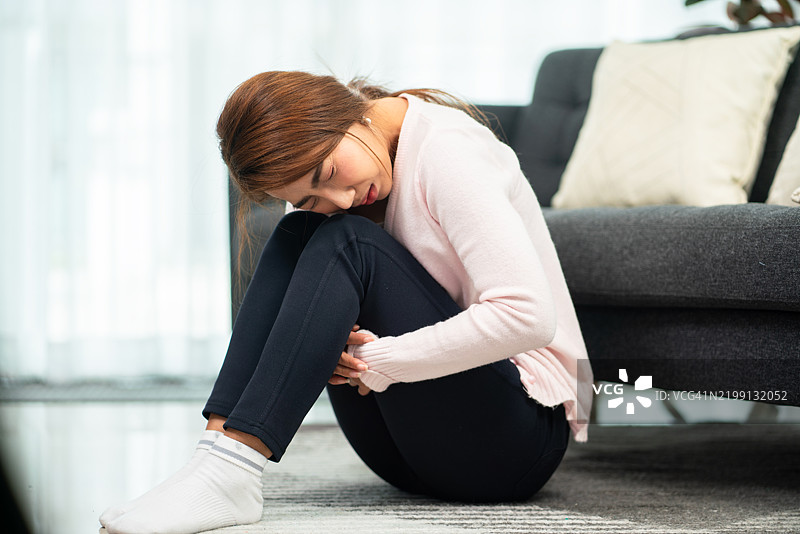 在家中遭受严重腹痛的女性图片素材
