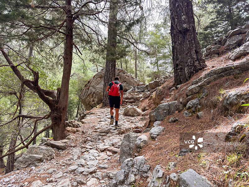 游客在希腊克里特岛的克里特国家公园萨马利亚峡谷使用智能手机导航图片素材