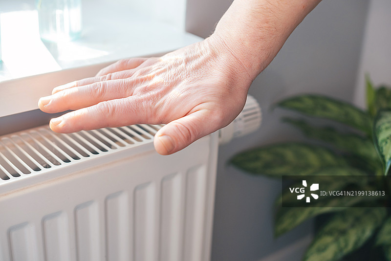 在家中调整散热器的加热温度图片素材
