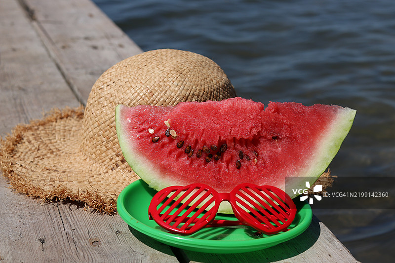 高角度视图的西瓜片放在桌子上的盘子里图片素材