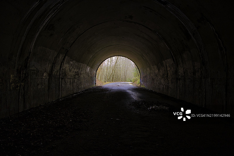 北卡罗来纳州，美国，隧道中的空旷道路图片素材