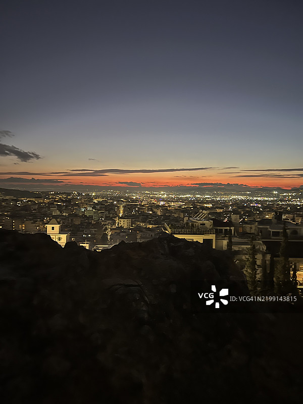 夜空下高角度俯瞰灯光璀璨的建筑物图片素材