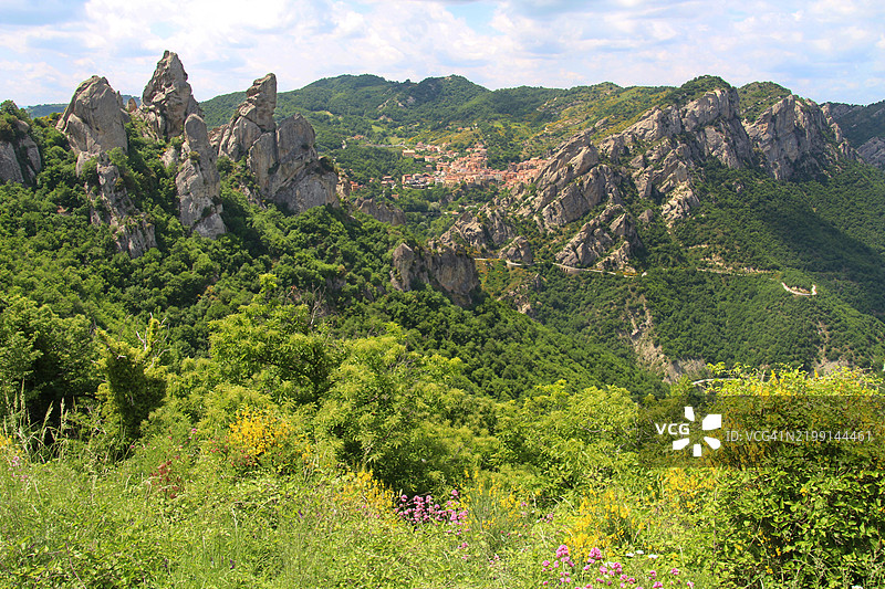意大利波坦察皮耶特拉佩尔托萨的花卉植物与山脉的美丽景色，背景是天空。图片素材