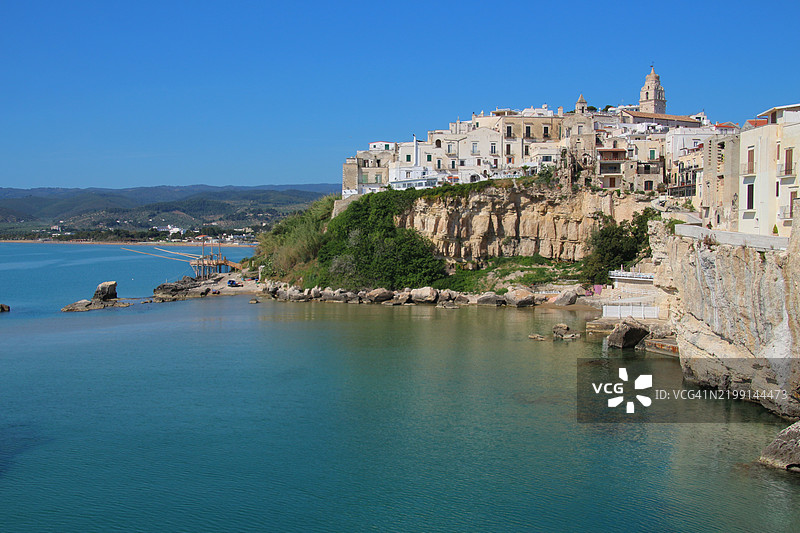 意大利福贾维斯特的清澈蓝天下的海景图片素材