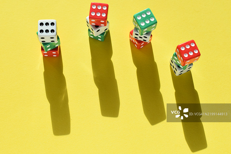 高角度视图的骰子在黄色背景上图片素材