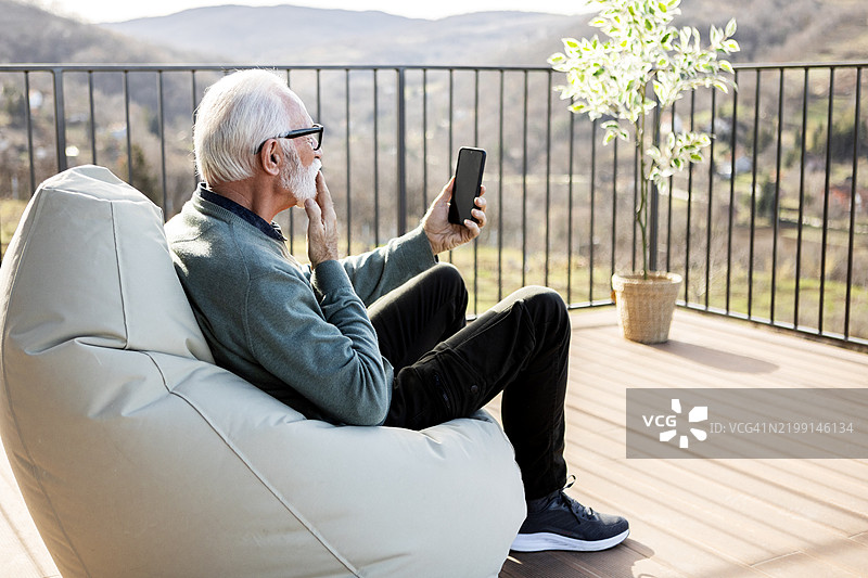 男人在视频通话中享受宁静的早晨和咖啡图片素材