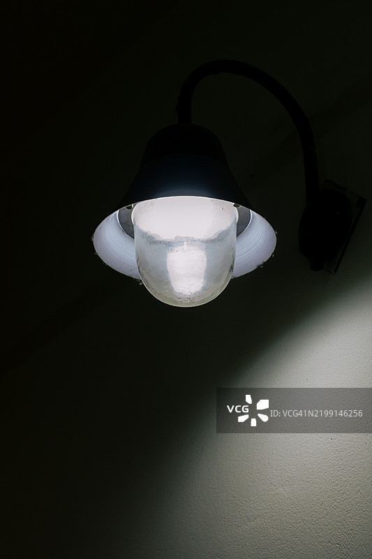 靠近墙壁的发光灯泡特写图片素材
