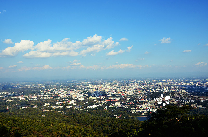 高角度俯瞰城镇风景与天空图片素材