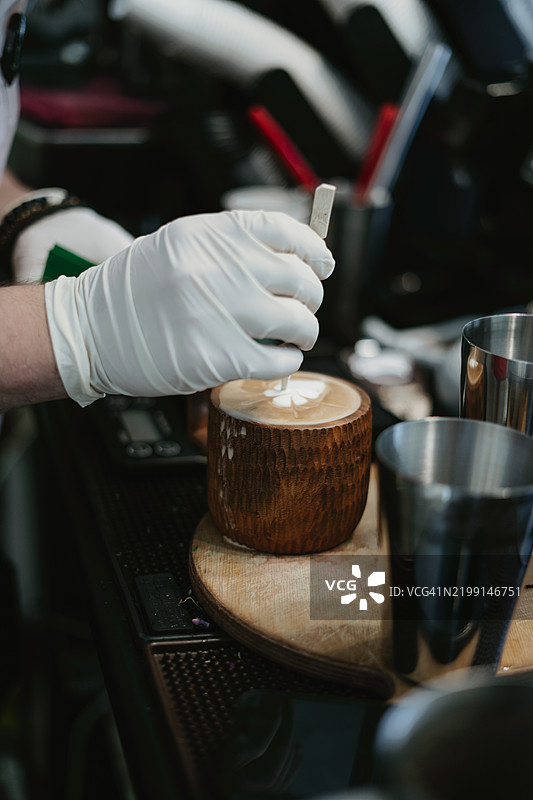 咖啡馆内咖啡师正在制作咖啡的手部特写图片素材
