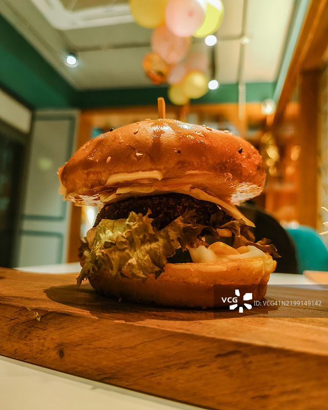 桌子上的汉堡特写图片素材