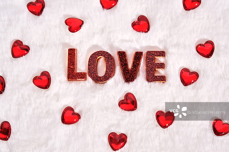 背景为白色绒毛，上面有“LOVE”字样和心形图案。图片素材
