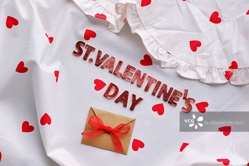 节日情人节背景，白色棉质衬衫上印有心形图案图片素材