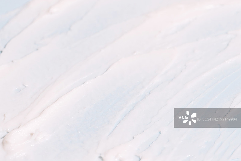 蓝色背景上的化妆品白色奶油纹理条纹图片素材