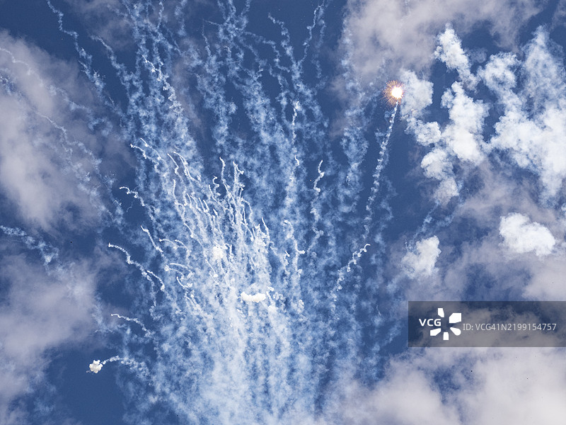 名为“mascleta”的烟火表演，天空中绚丽的爆炸在烟花秀中绽放。图片素材