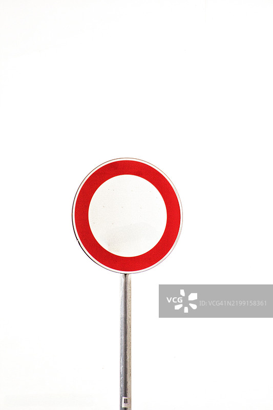 白色背景下的路标特写图片素材