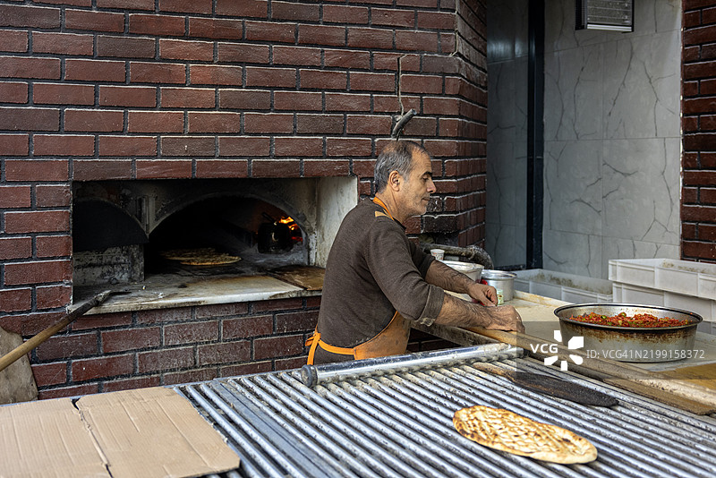 工人在面包店制作面包图片素材