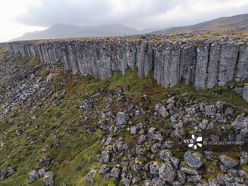 被山脉环绕的悬崖美景图片素材