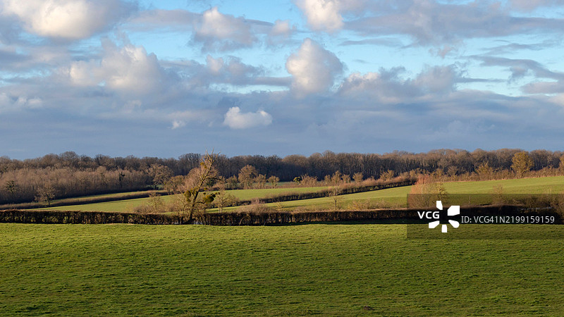 田野与天空的美丽景色图片素材