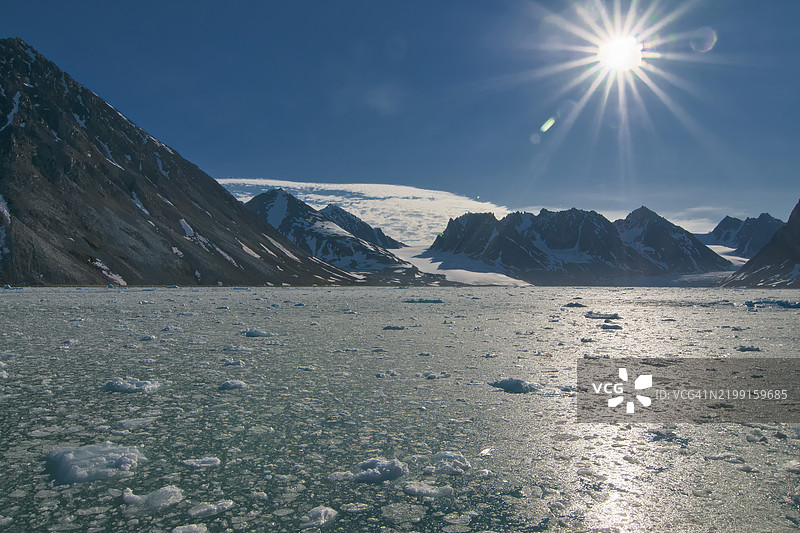 斯瓦尔巴特群岛斯匹茨卑尔根冰川景观与小冰山图片素材
