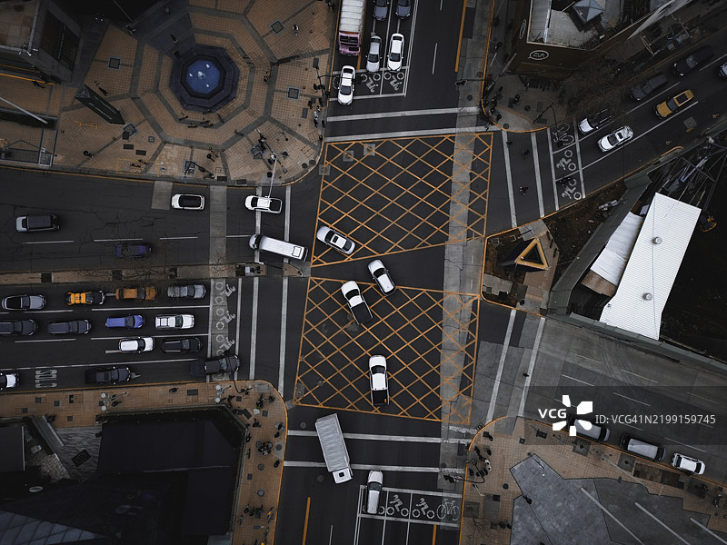 高角度视图的道路上的汽车图片素材