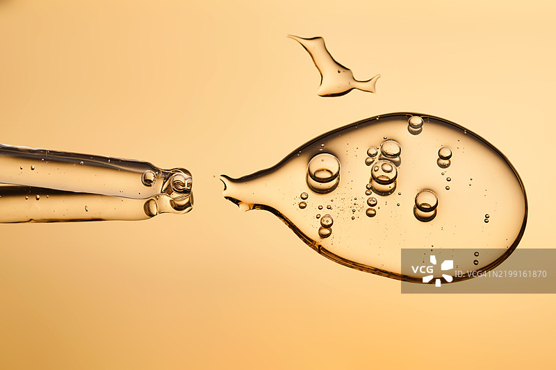 一支带有美丽凝胶质感面部精华液的移液管图片素材