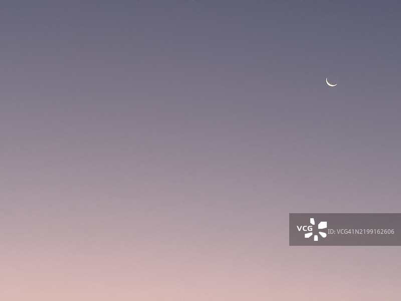 夜空中月亮的低角度视图，土耳其图片素材