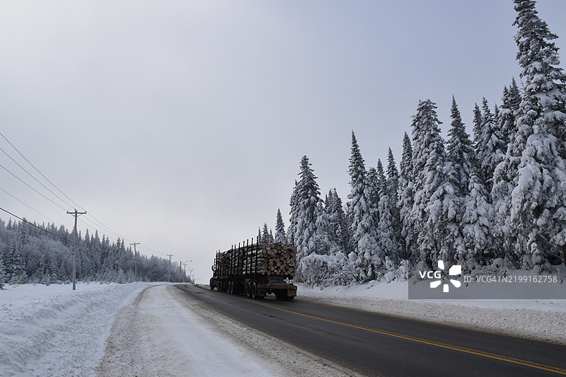 冬季公路上的一辆卡车图片素材