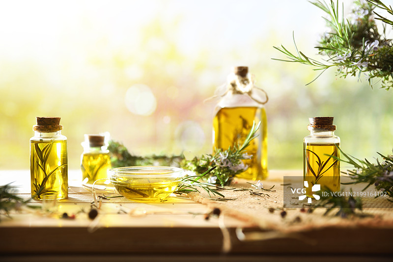 装有新鲜采摘的天然迷迭香精油的容器图片素材