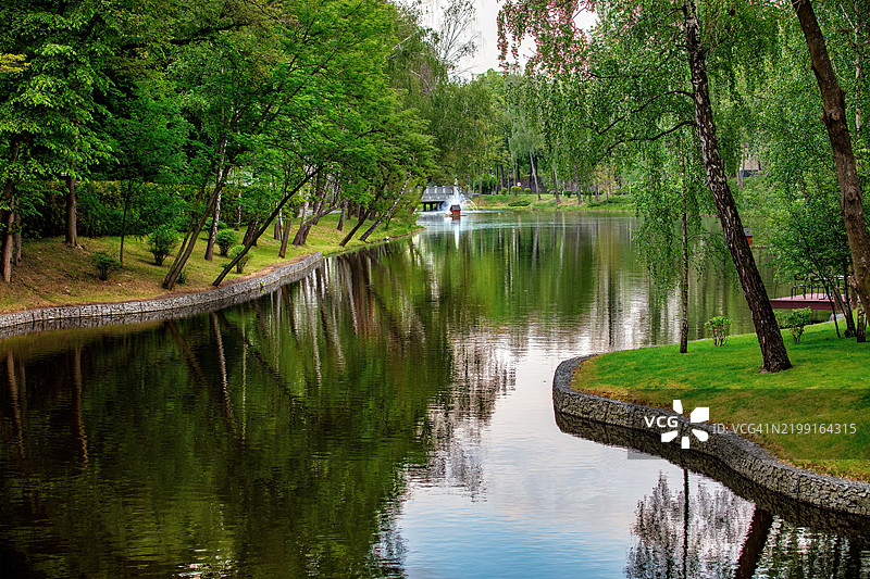 宁静的河边，自然在宁静公园的平静水面上倒映图片素材
