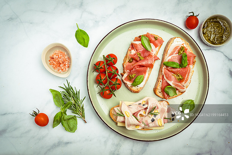 从上方直接拍摄的餐盘上的食物图片素材