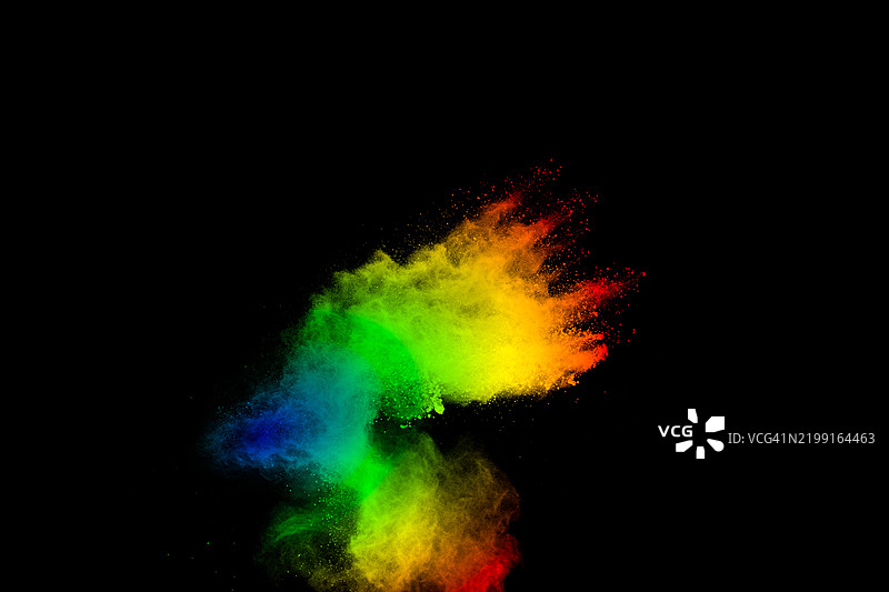 彩色粉末在黑色背景上爆炸图片素材