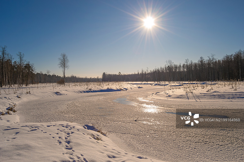 雪覆盖的田野与天空的美丽景色图片素材
