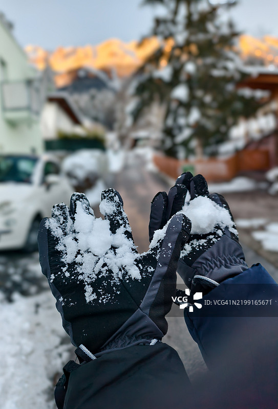 手握雪的特写图片素材