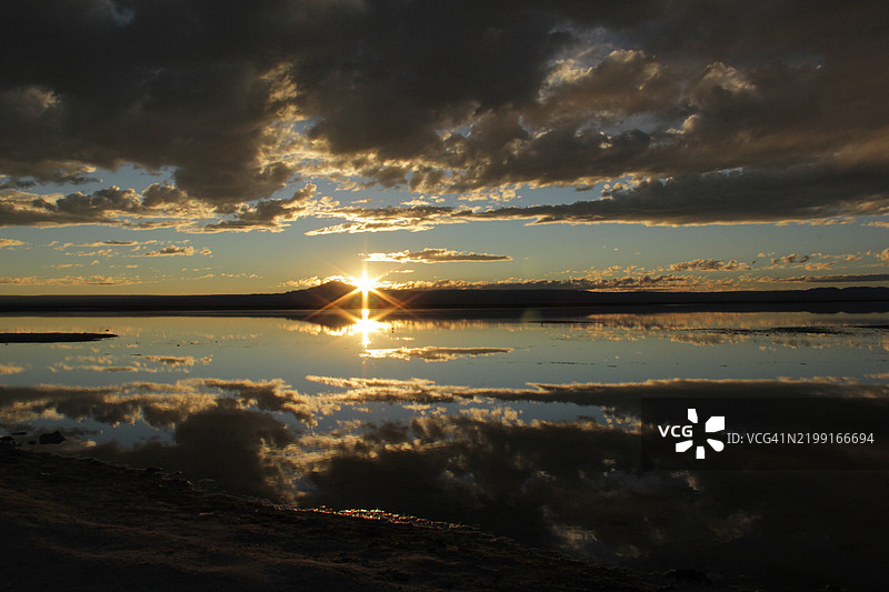 日落时分湖泊与天空的美丽景色图片素材