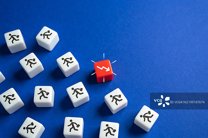 投资者在经济危机中逃离损失，资产转移至更安全的避风港，损失和市场波动，风险厌恶的投资策略图片素材