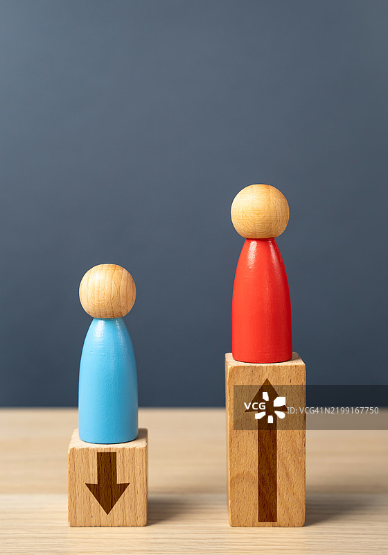 对手更强大 更好的表现、技能和生产力 失去职位和力量的平衡 政治过程、选举 支持和影响 个人竞争图片素材