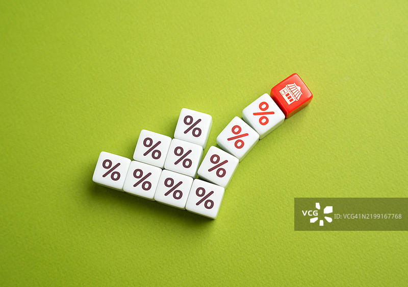 由于高税收和贷款再融资利率，濒临破产的企业债务负担，商业援助，优惠和低利率的紧急商业信贷额度图片素材