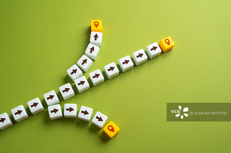 指向不同目的地的箭头和路径 制定计划，铺设未来 开始新职业 旅游与娱乐 景点地图图片素材