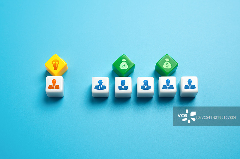 一个人向愿意投资初创企业和项目的投资者展示一个想法，包括金融科技项目、技术开发和发明，商业巨头们。图片素材