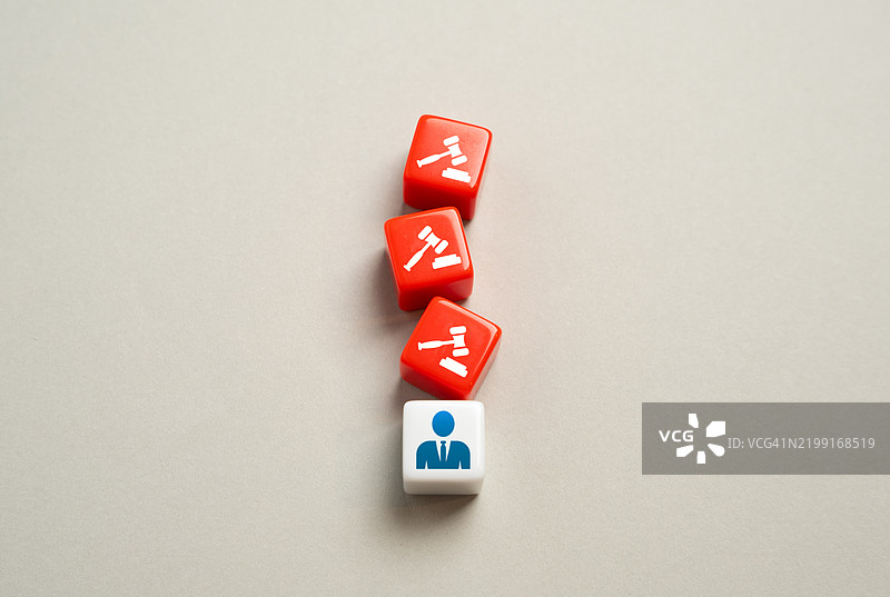 一个人经历了许多考验和刑事案件，政治迫害和压制，犯罪历史，声誉问题。图片素材