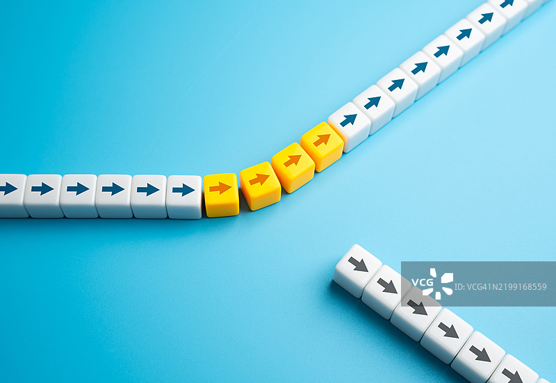 在岔路口选择下一条道路 未来发展的选择 未来的预测与愿景图片素材