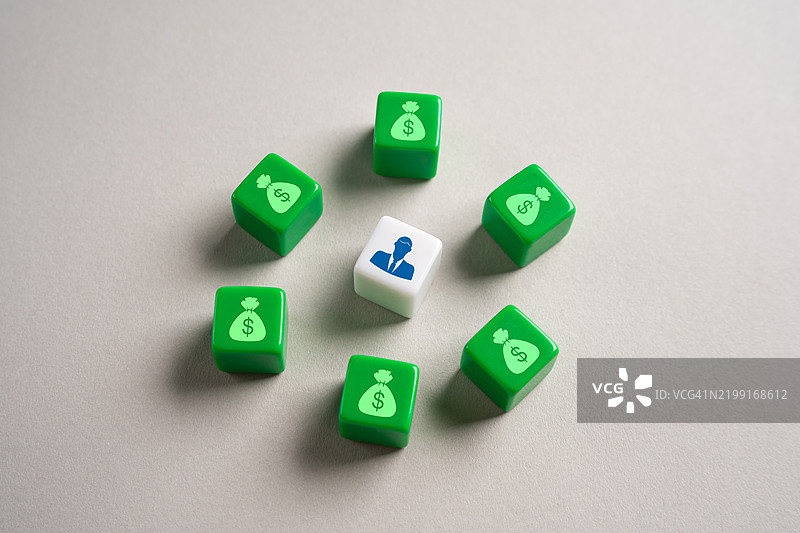 商人被金钱包围，象征着收入和财务成功。可用的合同和订单，工作机会，补助和奖金，投资与收益。图片素材