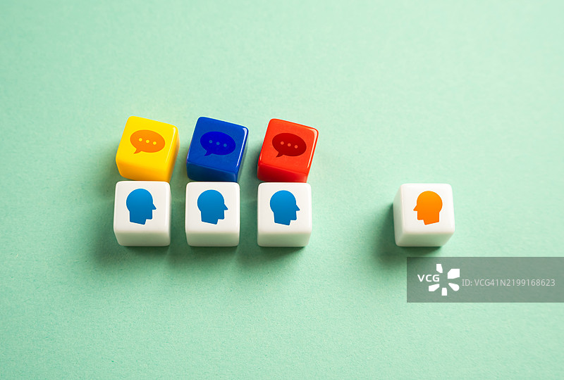 新闻发布会讨论问题和主题，提问，表达观点，开展讨论，教师与学生图片素材