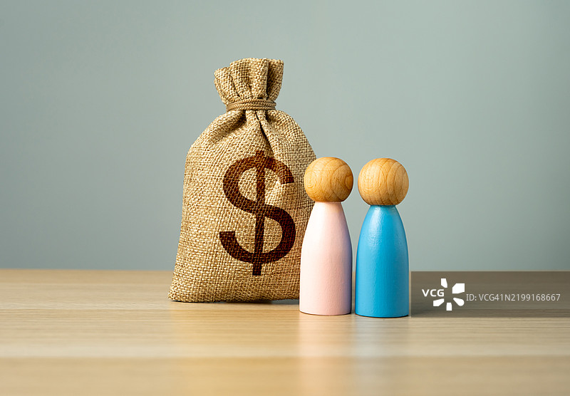 一对情侣和一个美元钱袋 共同预算 为年轻家庭提供的补助和优惠贷款 有利的人口结构图片素材